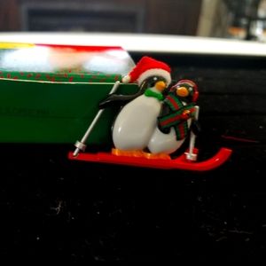 Skiing penguins pin